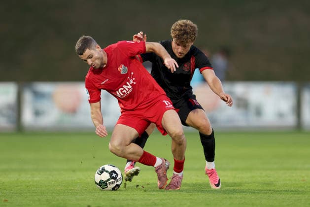 11.09.2026, Herren, Fussball, Saison 2026 2027, Regionalliga Bayern, 8. Spieltag: TSV Aubstadt - SpVgg Unterhaching Jacob Engel ( 13, TSV Aubstadt) und Dominik Lindermeir ( 18, SpVgg Unterhaching) Sulzfeld Schulstadion Aubstadt (NGN Arena) Bayern Deutschland
