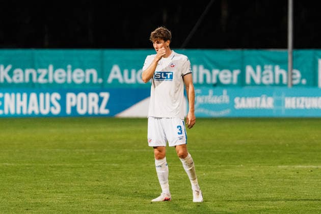 Deutschland, Fußball, 3. Liga Männer 2026 - 2027, 5. Spieltag: FC Viktoria Köln vs FC Hansa Rostock (Köln): Florian Bohnert (Hansa Rostock, 3) im Mittelfeld Copyright: xThiemoxRudolphx