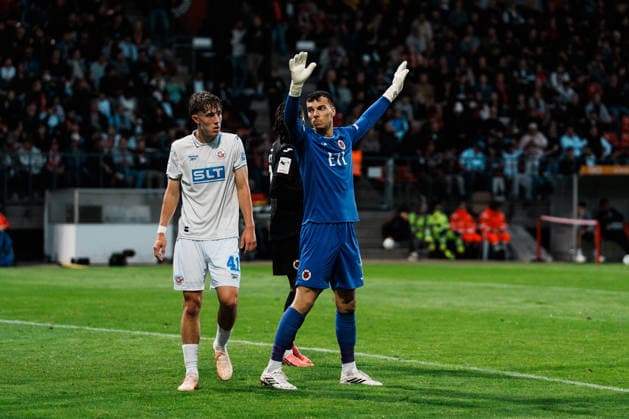 Deutschland, Fußball, 3. Liga Männer 2026 - 2027, 5. Spieltag: FC Viktoria Köln vs FC Hansa Rostock (Köln): Arne Schulz (FC Viktoria Köln, 1) hebt Arme vor Einwurf, Deckung, Yannick Michaelis (Hansa Rostock, 41) Copyright: xThiemoxRudolphx