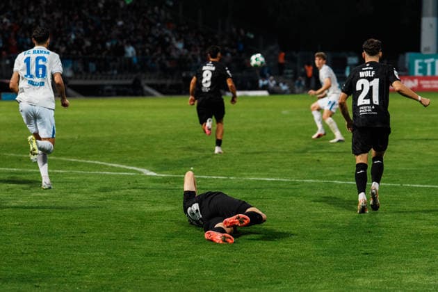 Deutschland, Fußball, 3. Liga Männer 2026 - 2027, 5. Spieltag: FC Viktoria Köln vs FC Hansa Rostock (Köln): Taylan Duman (FC Viktoria Köln, 8) am Boden, Schmerzen, Foul Copyright: xThiemoxRudolphx