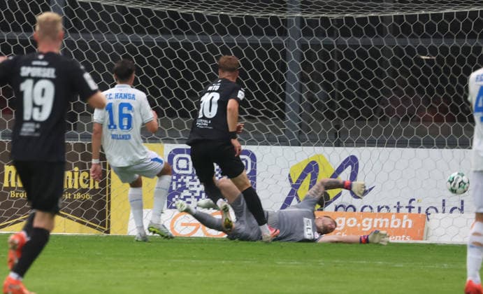 Viktoria Köln - FC Hansa Rostock Köln 11.09.2026, Fußball 3.Liga Viktoria Köln-FC Hansa Rostock 2-0 durch David Otto Viktoria Köln -vorbei an Torhüter Luca Unbehaun FC Hansa Rostock Köln Sportpark Höhenberg Nordrhein-Westfalen Deutschland