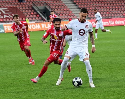 11.09.2026 xkhx Kassel, Auestadion Regionalliga Südwest Saison 2026 2027 KSV Hessen Kassel - Kickers Offenbach (OFC) Nael Najjer (32, Hessen Kassel) gegen Maximilian Wolfram (8, OFC)