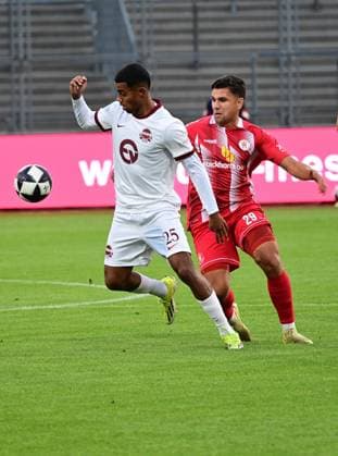 11.09.2026 xkhx Kassel, Auestadion Regionalliga Südwest Saison 2026 2027 KSV Hessen Kassel - Kickers Offenbach (OFC) Adam Loune (25, OFC) gegen Cemal Sezer (29, hessen Kassel)