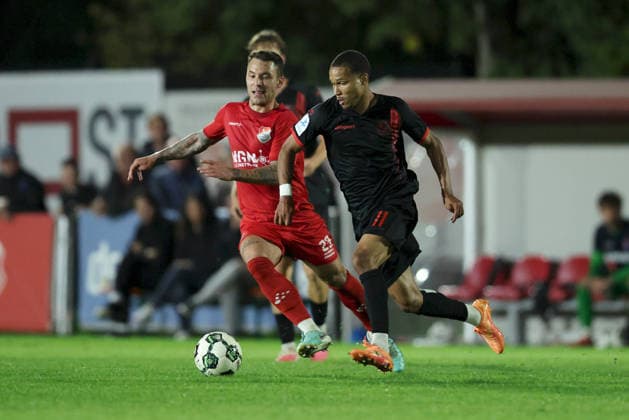 11.09.2026, Herren, Fussball, Saison 2026 2027, Regionalliga Bayern, 8. Spieltag: TSV Aubstadt - SpVgg Unterhaching Ingo Feser ( 23, TSV Aubstadt) und Alexander Beusch ( 11, SpVgg Unterhaching) Sulzfeld Schulstadion Aubstadt (NGN Arena) Bayern Deutschland