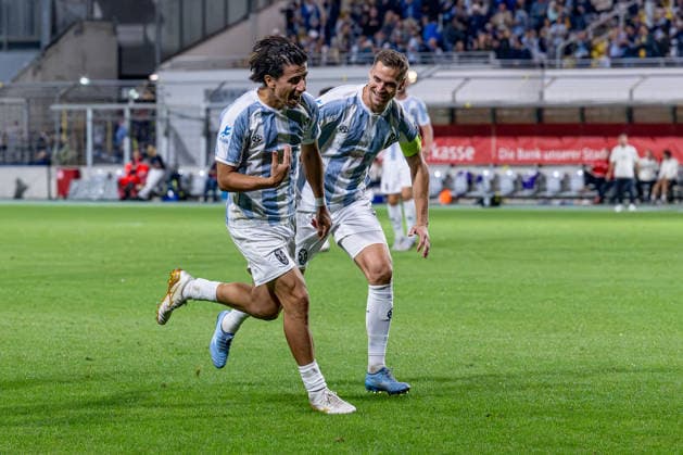 Dennis Dressel (TSV 1860 Muenchen, 14) bejubelt mit Tunay Deniz (TSV 1860 Muenchen, 36) dessen Tor zum 3:0 GER, TSV 1860 Muenchen vs. TSV Schwaben Augsburg, Fussball, Regionalliga Bayern, 8. Spieltag, Saison 2026 2027, 11.09.2026. (DFL DFB REGULATIONS PROHIBIT ANY USE OF PHOTOGRAPHS as IMAGE SEQUENCES and or QUASI-VIDEO). Foto: HMB Media Heike Feiner Copyright: HMBxMedia HeikexFeiner