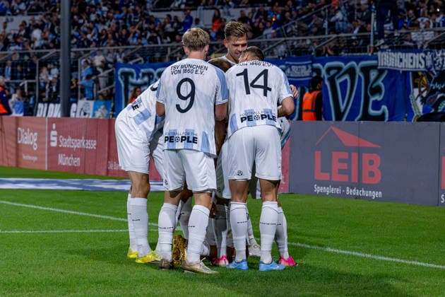 Die Loewen bejubeln mit Tunay Deniz (TSV 1860 Muenchen, 36) dessen Tor zum 3:0 GER, TSV 1860 Muenchen vs. TSV Schwaben Augsburg, Fussball, Regionalliga Bayern, 8. Spieltag, Saison 2026 2027, 11.09.2026. (DFL DFB REGULATIONS PROHIBIT ANY USE OF PHOTOGRAPHS as IMAGE SEQUENCES and or QUASI-VIDEO). Foto: HMB Media Heike Feiner Copyright: HMBxMedia HeikexFeiner