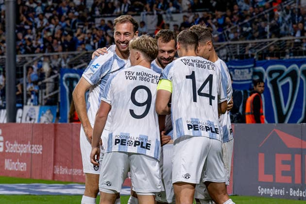 Die Loewen bejubeln mit Tunay Deniz (TSV 1860 Muenchen, 36) dessen Tor zum 3:0 GER, TSV 1860 Muenchen vs. TSV Schwaben Augsburg, Fussball, Regionalliga Bayern, 8. Spieltag, Saison 2026 2027, 11.09.2026. (DFL DFB REGULATIONS PROHIBIT ANY USE OF PHOTOGRAPHS as IMAGE SEQUENCES and or QUASI-VIDEO). Foto: HMB Media Heike Feiner Copyright: HMBxMedia HeikexFeiner