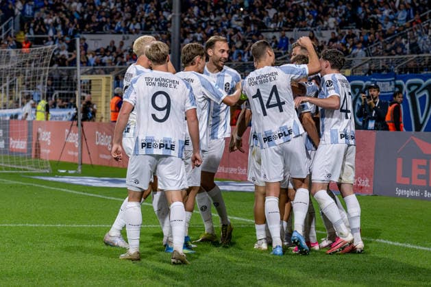 Die Loewen bejubeln mit Tunay Deniz (TSV 1860 Muenchen, 36) dessen Tor zum 3:0 GER, TSV 1860 Muenchen vs. TSV Schwaben Augsburg, Fussball, Regionalliga Bayern, 8. Spieltag, Saison 2026 2027, 11.09.2026. (DFL DFB REGULATIONS PROHIBIT ANY USE OF PHOTOGRAPHS as IMAGE SEQUENCES and or QUASI-VIDEO). Foto: HMB Media Heike Feiner Copyright: HMBxMedia HeikexFeiner
