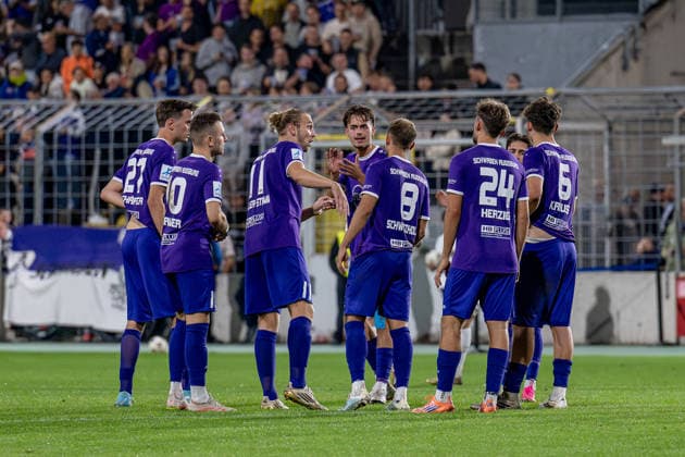 Die Augsburger besprechen sich nach dem Gegentor zum 3:0 GER, TSV 1860 Muenchen vs. TSV Schwaben Augsburg, Fussball, Regionalliga Bayern, 8. Spieltag, Saison 2026 2027, 11.09.2026. (DFL DFB REGULATIONS PROHIBIT ANY USE OF PHOTOGRAPHS as IMAGE SEQUENCES and or QUASI-VIDEO). Foto: HMB Media Heike Feiner Copyright: HMBxMedia HeikexFeiner