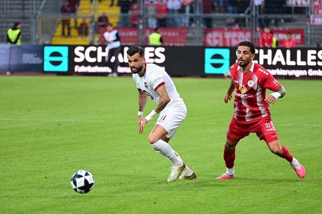 11.09.2026 xkhx Kassel, Auestadion Regionalliga Südwest Saison 2026 2027 KSV Hessen Kassel - Kickers Offenbach (OFC) Keanu Staude (11, OFC) gegen Nael Najjer (32, Hessen Kassel)