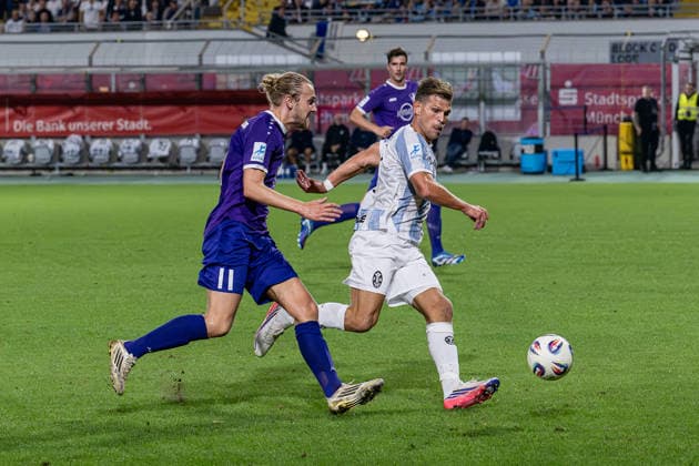 Rasmus Fackler-Stamm (TSV 1847 Schwaben Augsburg, 11) verfolgt Florian Niederlechner (TSV 1860 Muenchen, 07) GER, TSV 1860 Muenchen vs. TSV Schwaben Augsburg, Fussball, Regionalliga Bayern, 8. Spieltag, Saison 2026 2027, 11.09.2026. (DFL DFB REGULATIONS PROHIBIT ANY USE OF PHOTOGRAPHS as IMAGE SEQUENCES and or QUASI-VIDEO). Foto: HMB Media Heike Feiner Copyright: HMBxMedia HeikexFeiner