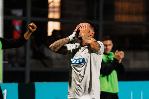 Deutschland, Fußball, 3. Liga Männer 2026 - 2027, 5. Spieltag: FC Viktoria Köln vs FC Hansa Rostock (Köln): Leon Dajaku (Hansa Rostock, 43) Ärger, Frust, Wut, Emotionen, Hände vor Gesicht Copyright: xThiemoxRudolphx
