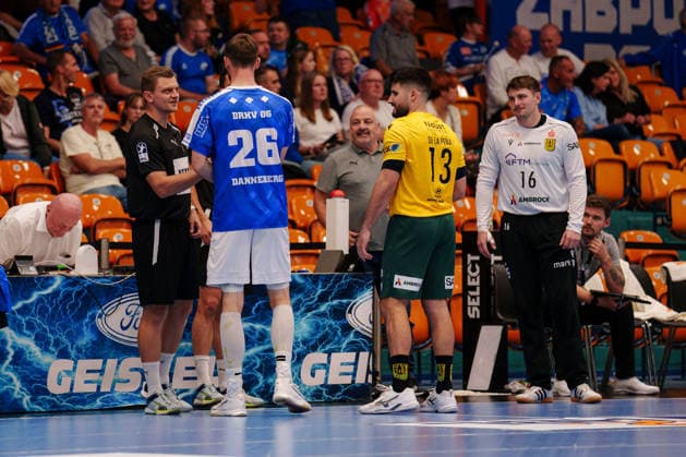 2. Handball-Bundesliga - 3. Spieltag: Dessau-Roßlauer HV 06 - VfL Eintracht Hagen Yannick Danneberg (Dessau-Roßlauer HV 06, 26) und Juan de la Pena (VfL Eintracht Hagen, 13) vor Spielbeginn am 11.09.2026 in der Anhalt-Arena, Dessau-Roßlau (Sachsen-Anhalt) Dessau-Roßlau Anhalt-Arena Sachsen-Anhalt Deutschland *** 2nd Handball Bundesliga, Matchday 3: Dessau Roßlauer HV 06 vs. VfL Eintracht Hagen; Yannick Danneberg (Dessau Roßlauer HV 06), 26, and Juan de la Pena, VfL Eintracht Hagen, 13, before the start of the game on September 11, 2026, at the Anhalt Arena in Dessau-Roßlau, Saxony-Anhalt, Dessau-Roßlau, Anhalt Arena, Saxony-Anhalt, Germany