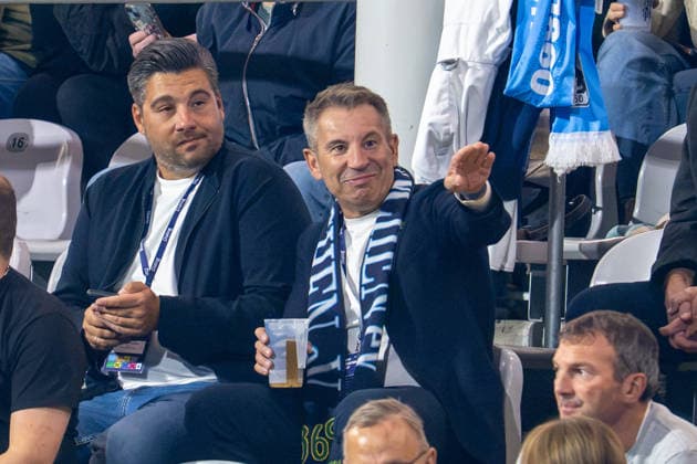 Gernot Mang, Praesident des TSV 1860 Muenchen, deutet zur Westkurve, ist begeistert wie angefeuert wird, TSV 1860 Muenchen vs. TSV Schwaben Augsburg, Fussball, Regionalliga Bayern, 8. Spieltag, 11.09.2026 DFB regulations prohibit any use of photographs as image sequences and or quasi-video Muenchen Bayern Deutschland