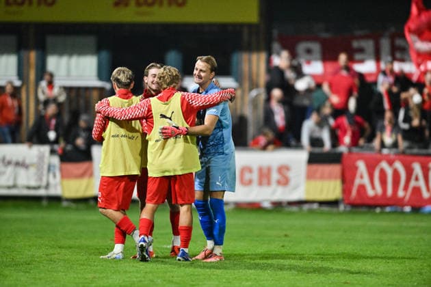Regionalliga Bayern; TSV Buchbach - FC Bayern München II; 11.09.2026 BUCHBACH, GERMANY; 11. SEPTEMBER: Jubel der Hausherren - Ludwig ZECH (TSV Buchbach 1) - nach dem Treffer zum 2-0 Tor Torschuetze Freude Happy während dem Match der Regionalliga Bayern zwischen dem TSV Buchbach und den Amateuren des FC Bayern am 8. Spieltag in der SMR-Arena Copyright: xBEAUTIFULxSPORTS Goldbergx