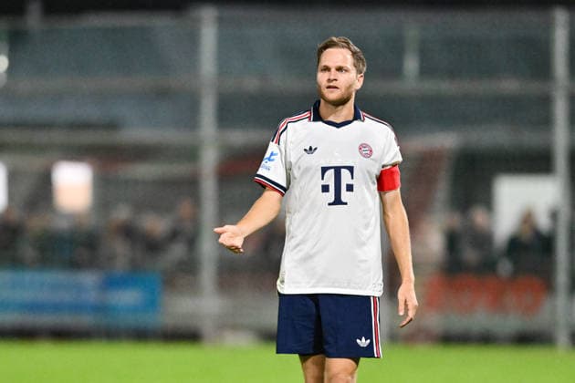 Regionalliga Bayern; TSV Buchbach - FC Bayern München II; 11.09.2026 BUCHBACH, GERMANY; 11. SEPTEMBER: im Bild ein ratloser Benno SCHMITZ (FC Bayern München II 6) Einzelfoto Freisteller während dem Match der Regionalliga Bayern zwischen dem TSV Buchbach und den Amateuren des FC Bayern am 8. Spieltag in der SMR-Arena Copyright: xBEAUTIFULxSPORTS Goldbergx