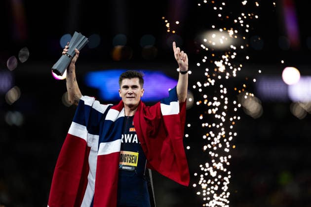 260911 Jakob Asserson Ingebrigtsen of Norway celebrates with the trophy after winning men™s 5000 meter final during the 2026 World Athletics Ultimate Championship on September 11, 2026 in Budapest. Photo: Joel Marklund BILDBYRAN kod JM JM0850 bbeng friidrott athletics friidrett 2026 world athletics ultimate championship budapest 26 norge norway Copyright: JOELxMARKLUND BB260911JM042