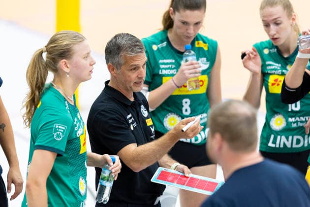 Testspiel: Schwarz-Weiss Erfurt vs. VfB Suhl LOTTO Thüringen; Erfurt; 11.09.2026 Laszlo Hollosy (Trainer; VfB Suhl LOTTO Thüringen) Testspiel: Schwarz-Weiss Erfurt vs. VfB Suhl LOTTO Thüringen; Riethsporthalle Erfurt; 11.09.2026 Copyright: xBEAUTIFULxSPORTS Duehringx