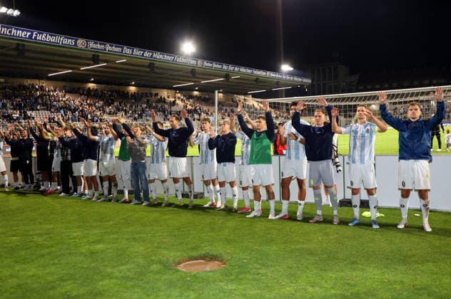 Fussball, Herren, Regionalliga Bayern, Saison 2026 2027, TSV 1860 München - Schwaben Augsburg, Grünwalder Stadion Die Mannschaft des TSV 1860 München nach dem Spiel beim Feiern bei den Fans vor der Westkurve
