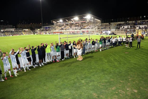 Fussball, Herren, Regionalliga Bayern, Saison 2026 2027, TSV 1860 München - Schwaben Augsburg, Grünwalder Stadion Die Mannschaft des TSV 1860 München nach dem Spiel beim Feiern bei den Fans vor der Westkurve
