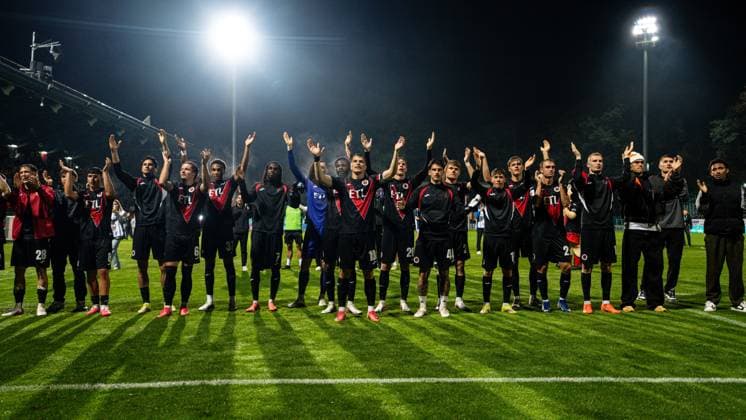 11.09.2026: 3. Liga, Viktoria Köln - Hansa Rostock im Sportpark Höhenberg. Viktoria Köln jubel vor der Kurve mit Händen nach oben WICHTIGER HINWEIS: Gemäß den Vorgaben des DFB und der DFL ist es untersagt, in dem Stadion und oder vom Spiel angefertigte Fotoaufnahmen in Form von Sequenzbildern und oder videoähnlichen Fotostrecken zu verwerten bzw. verwerten zu lassen. Copyright: xJordyxFourgonx