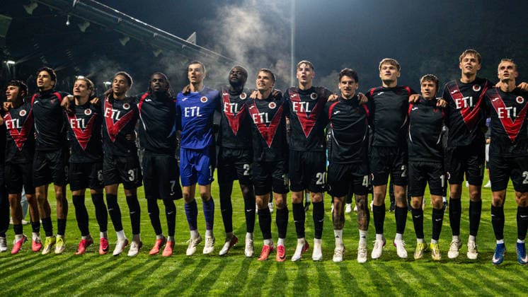 11.09.2026: 3. Liga, Viktoria Köln - Hansa Rostock im Sportpark Höhenberg. Viktoria Köln Jubel vor Kurve WICHTIGER HINWEIS: Gemäß den Vorgaben des DFB und der DFL ist es untersagt, in dem Stadion und oder vom Spiel angefertigte Fotoaufnahmen in Form von Sequenzbildern und oder videoähnlichen Fotostrecken zu verwerten bzw. verwerten zu lassen. Copyright: xJordyxFourgonx