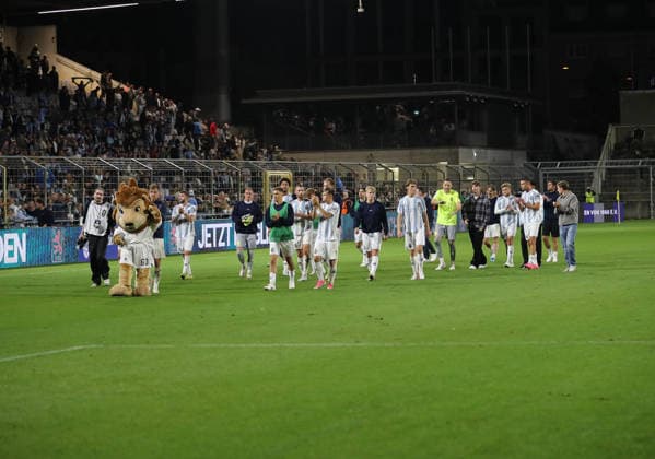 Fussball, Herren, Regionalliga Bayern, Saison 2026 2027, TSV 1860 München - Schwaben Augsburg, Grünwalder Stadion Die Mannschaft des TSV 1860 München nach dem Spiel auf der Ehrenrunde zu den Fans