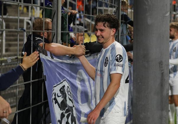 Fussball, Herren, Regionalliga Bayern, Saison 2026 2027, TSV 1860 München - Schwaben Augsburg, Grünwalder Stadion Lance Fiedler (TSV 1860 München) beim Feiern, abklatschen bei den Fans in der Westkurve nach dem Spiel