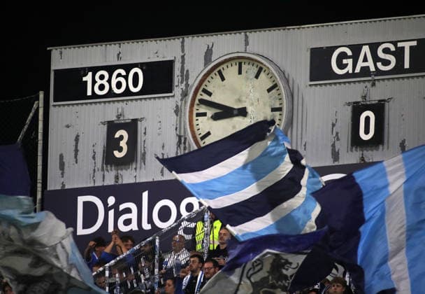 Fussball, Herren, Regionalliga Bayern, Saison 2026 2027, TSV 1860 München - Schwaben Augsburg, Grünwalder Stadion Endstand 3:0 auf der Anzeigetafel