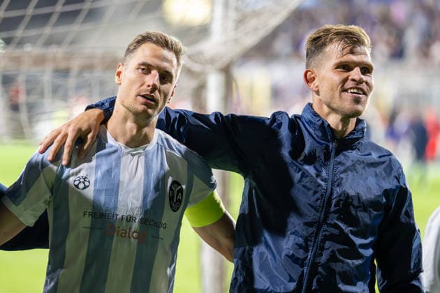 Dennis Dressel 14 (TSV 1860 Muenchen) und Florian Niederlechner 7 (TSV 1860 Muenchen) bei den Fans, TSV 1860 Muenchen vs. TSV Schwaben Augsburg, Fussball, Regionalliga Bayern, 8. Spieltag, 11.09.2026 DFB regulations prohibit any use of photographs as image sequences and or quasi-video Muenchen Bayern Deutschland