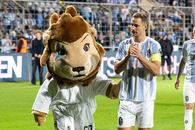 Das Team TSV 1860 auf dem Weg zu den Fans. Das Maskottchen mit Dennis Dressel 14 (TSV 1860 Muenchen), TSV 1860 Muenchen vs. TSV Schwaben Augsburg, Fussball, Regionalliga Bayern, 8. Spieltag, 11.09.2026 DFB regulations prohibit any use of photographs as image sequences and or quasi-video Muenchen Bayern Deutschland