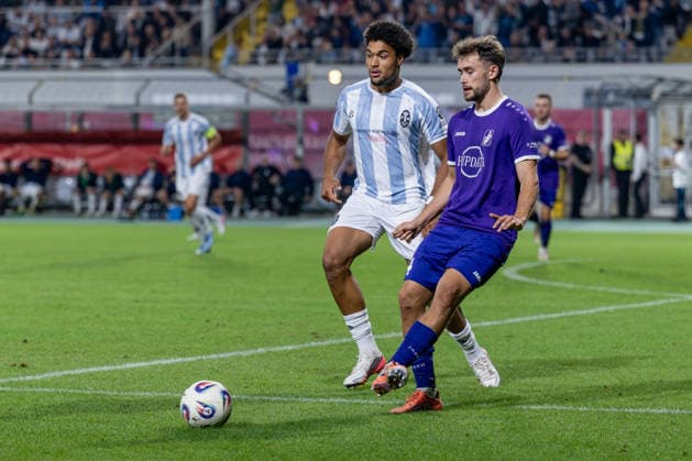 Kampf um den Ball Zweikampf zwischen Arian Ortivero Calderon (TSV 1860 Muenchen, 12) und Elias Herzig (TSV 1847 Schwaben Augsburg, 24) GER, TSV 1860 Muenchen vs. TSV Schwaben Augsburg, Fussball, Regionalliga Bayern, 8. Spieltag, Saison 2026 2027, 11.09.2026. (DFL DFB REGULATIONS PROHIBIT ANY USE OF PHOTOGRAPHS as IMAGE SEQUENCES and or QUASI-VIDEO). Foto: HMB Media Heike Feiner Copyright: HMBxMedia HeikexFeiner