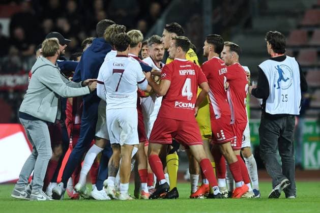 Gerangel, Menge, Spieler, nach dem Spiel: Tim Knipping (KSV Hessen Kassel 4), Luka Garic (Kickers Offenbach 7), GER, KSV Hessen Kassel vs Kickers Offenbach, Fussball, Regionalliga Suedwest, Saison 2026-2027, 7. Spieltag, 11.09.2026, GER, Fussball, Regionalliga Suedwest - KSV Hessen Kassel vs Kickers Offenbach, 11.09.2026 Kassel Copyright: xRolandxSippelx-xEibner-Pressefotox EP_RSL