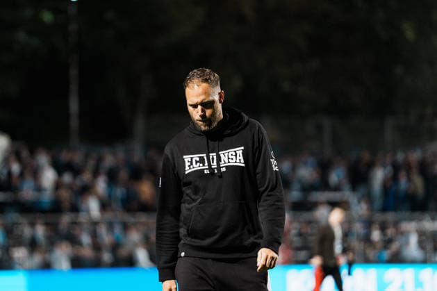 Deutschland, Fußball, 3. Liga Männer 2026 - 2027, 5. Spieltag: FC Viktoria Köln vs FC Hansa Rostock (Köln): Daniel Brinkmann (Trainer Hansa Rostock) nach Niederlage, Frust, Enttäuschung, Ratlosigkeit, ratlos, Emotionen Copyright: xThiemoxRudolphx