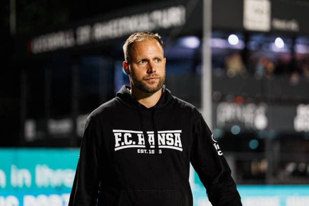 Deutschland, Fußball, 3. Liga Männer 2026 - 2027, 5. Spieltag: FC Viktoria Köln vs FC Hansa Rostock (Köln): Daniel Brinkmann (Trainer Hansa Rostock) nach Niederlage, Frust, Enttäuschung, Ratlosigkeit, ratlos, Emotionen Copyright: xThiemoxRudolphx