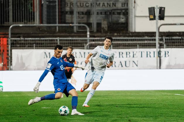 Deutschland, Fußball, 3. Liga Männer 2026 - 2027, 5. Spieltag: FC Viktoria Köln vs FC Hansa Rostock (Köln): Arne Schulz (FC Viktoria Köln, 1) Abschlag, schlägt Ball weg, Pressing von Peter Kiedl (Hansa Rostock, 29) Copyright: xThiemoxRudolphx