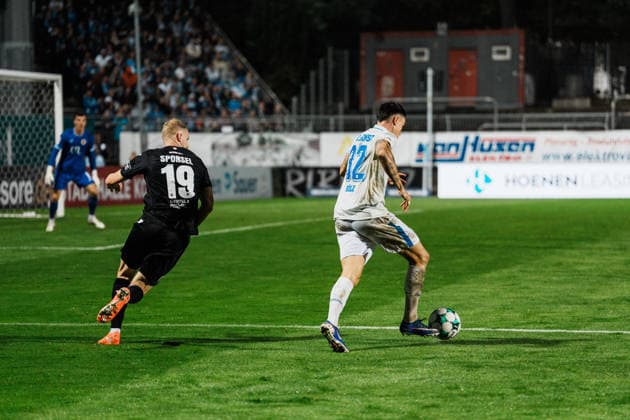 Deutschland, Fußball, 3. Liga Männer 2026 - 2027, 5. Spieltag: FC Viktoria Köln vs FC Hansa Rostock (Köln): Niklas Kölle Niklas Kolle (Hansa Rostock, 32) Dribbling gegen Meiko Sponsel (FC Viktoria Köln, 19), Angriff, Flanke Copyright: xThiemoxRudolphx