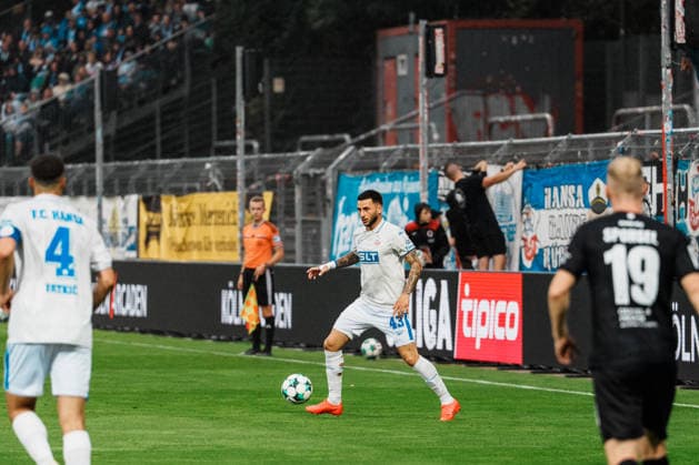 Deutschland, Fußball, 3. Liga Männer 2026 - 2027, 5. Spieltag: FC Viktoria Köln vs FC Hansa Rostock (Köln): Leon Dajaku (Hansa Rostock, 43) Dribbling, Ballbesitz, am Ball, Spielaufbau, Übersicht, Flanke Copyright: xThiemoxRudolphx
