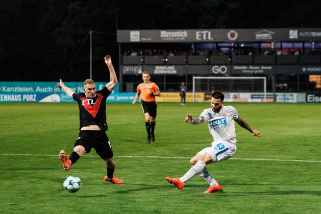 Deutschland, Fußball, 3. Liga Männer 2026 - 2027, 5. Spieltag: FC Viktoria Köln vs FC Hansa Rostock (Köln): Flanke von Leon Dajaku (Hansa Rostock, 43) gegen Meiko Sponsel (FC Viktoria Köln, 19) Copyright: xThiemoxRudolphx