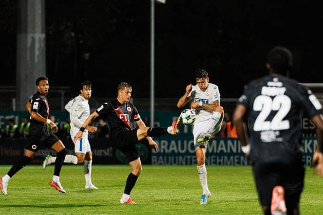 Deutschland, Fußball, 3. Liga Männer 2026 - 2027, 5. Spieltag: FC Viktoria Köln vs FC Hansa Rostock (Köln): Zweikampf im Mittelfeld von Peter Kiedl (Hansa Rostock, 29) gegen David Otto (FC Viktoria Köln, 10) Copyright: xThiemoxRudolphx