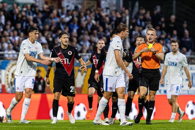 3.Liga: FC Viktoria Köln - Hansa Rostock; 11.09.2026 Florian Carstens (Hansa Rostock, 17) bekommt gelbe Karte, Sebastian Hilsberg (Schiedsrichter, Mainz) 3.Liga: FC Viktoria Köln - Hansa Rostock; Sportpark Höhenberg, Köln; 11.09.2026 DFB regulations prohibit any use of photographs as image sequences and or quasi video. Copyright: xBEAUTIFULxSPORTS Buriakovx