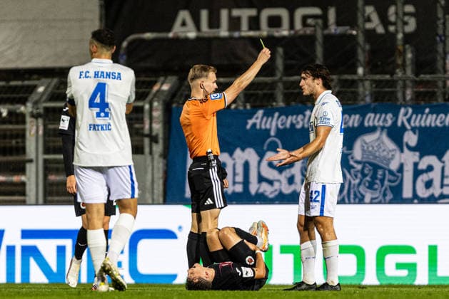 3.Liga: FC Viktoria Köln - Hansa Rostock; 11.09.2026 Sebastian Hilsberg (Schiedsrichter, Mainz) zeigt gelbe Karte für Benno Dietze (Hansa Rostock, 42) 3.Liga: FC Viktoria Köln - Hansa Rostock; Sportpark Höhenberg, Köln; 11.09.2026 DFB regulations prohibit any use of photographs as image sequences and or quasi video. Copyright: xBEAUTIFULxSPORTS Buriakovx