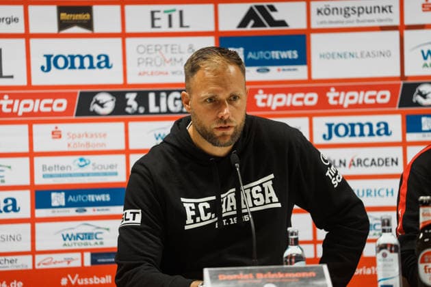 Deutschland, Fußball, 3. Liga Männer 2026 - 2027, 5. Spieltag: FC Viktoria Köln vs FC Hansa Rostock (Köln): Daniel Brinkmann (Trainer Hansa Rostock) Enttäuscht in PK nach dem Spiel, Niederlage, ratlos, Frust Copyright: xThiemoxRudolphx