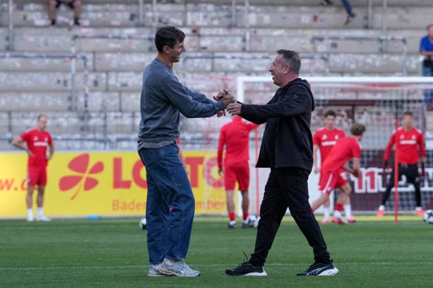Johannes Flum (SC Freiburg II, Verbindungstrainer) und Markus Kauczinski (SV Sandhausen, Trainer) , Deutschland, Fussball, Regionalliga Südwest, 7.Spieltag, 2026 2027, SC Freiburg II vs. SV Sandhausen, 11.09.2026, Dreisamstadion, Freiburg Freiburg Dreisamstadion Baden-Wuerttemberg Deutschland Copyright: xArnexAmbergx