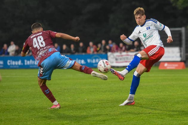 Fußball I Herren I Saison 2026-2027 I Regionalliga Nord I 8. Spieltag I SC Weiche Flensburg 08 - Hamburger SV II I 11.09.2026 von links Erolind Krasniqi (48, SC Weiche Flensburg 08), Mads Bröcker (10, Hamburger SV II) Copyright: xLobeca JanxKirschnerx