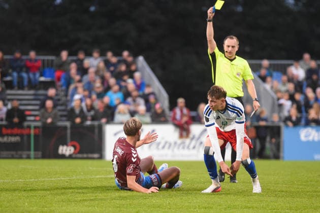 Fußball I Herren I Saison 2026-2027 I Regionalliga Nord I 8. Spieltag I SC Weiche Flensburg 08 - Hamburger SV II I 11.09.2026 von links Benjamin Lamce (6, SC Weiche Flensburg 08), Mads Bröcker (10, Hamburger SV II) Copyright: xLobeca JanxKirschnerx