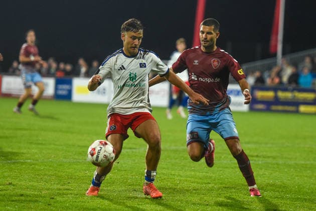 Fußball I Herren I Saison 2026-2027 I Regionalliga Nord I 8. Spieltag I SC Weiche Flensburg 08 - Hamburger SV II I 11.09.2026 von links Henri Schümann (6, Hamburger SV II), Erolind Krasniqi (48, SC Weiche Flensburg 08) Copyright: xLobeca JanxKirschnerx