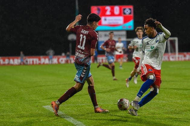 Fußball I Herren I Saison 2026-2027 I Regionalliga Nord I 8. Spieltag I SC Weiche Flensburg 08 - Hamburger SV II I 11.09.2026 von links Ilir Sirifi (6, SC Weiche Flensburg 08), Arnaud Riedel (7, Hamburger SV II) Copyright: xLobeca JanxKirschnerx