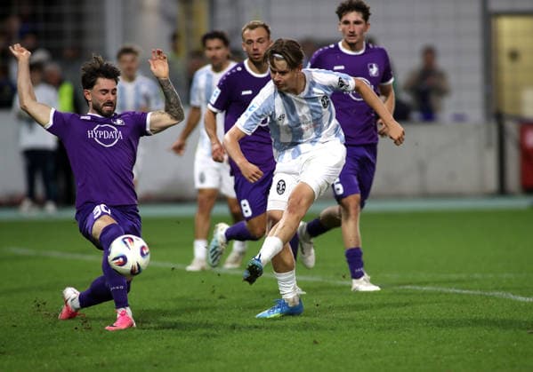 Fussball, Herren, Regionalliga Bayern, Saison 2026 2027, TSV 1860 München - Schwaben Augsburg, Grünwalder Stadion Raphael Ott (TSV 1860 München) (re.) bei einem Torschuss, Torchance, Abschluss