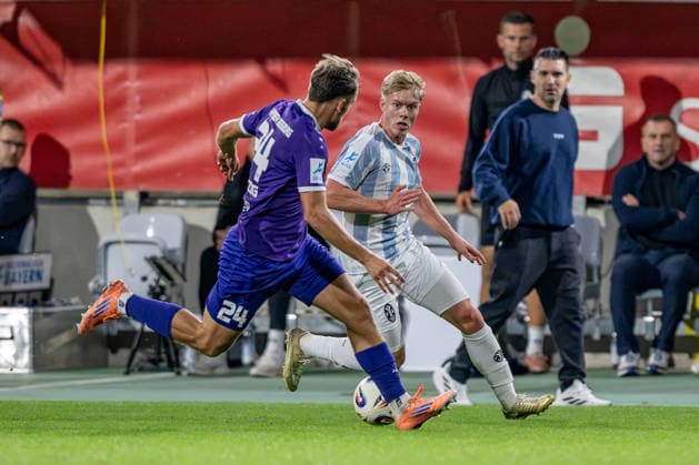 Kampf um den Ball Zweikampf zwischen Elias Herzig (TSV 1847 Schwaben Augsburg, 24) und Fabio Wagner (TSV 1860 Muenchen, 09) GER, TSV 1860 Muenchen vs. TSV Schwaben Augsburg, Fussball, Regionalliga Bayern, 8. Spieltag, Saison 2026 2027, 11.09.2026. (DFL DFB REGULATIONS PROHIBIT ANY USE OF PHOTOGRAPHS as IMAGE SEQUENCES and or QUASI-VIDEO). Foto: HMB Media Heike Feiner Copyright: HMBxMedia HeikexFeiner